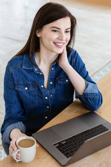 Deutschland, NRW, Düsseldorf, New Work, junge Frau mit Laptop in grossem hellem Raum