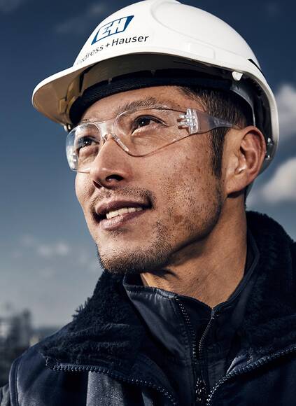 Model mit Bauarbeiterhelm